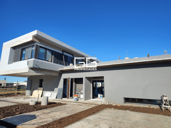 VENTA ESPECTACULAR CASA EN BARRIO EL CAMPO, CARDALES.